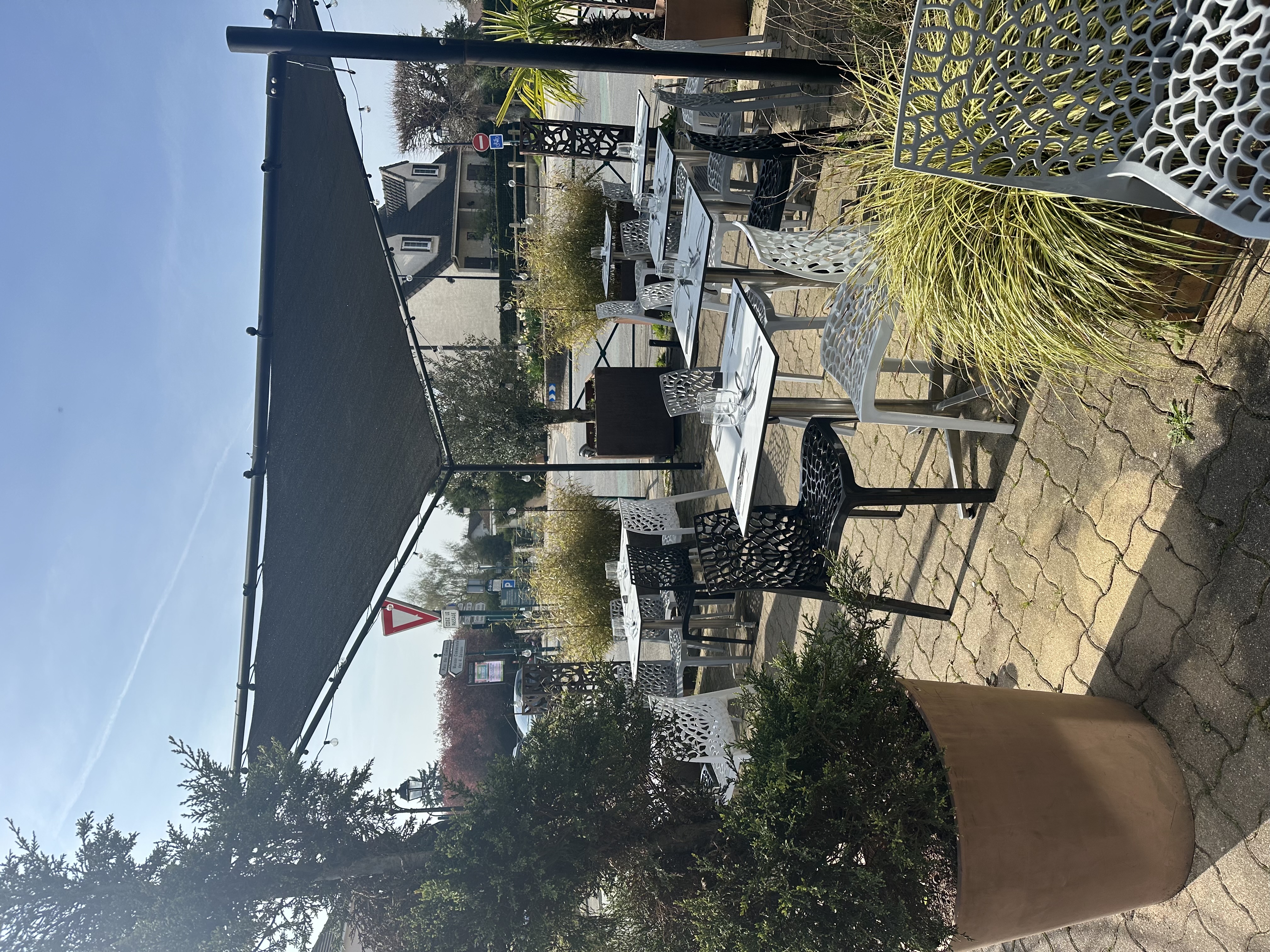 Ouverture de notre terrasse ensoleillée - Venez nombreux profiter d'un bon dejeuner au soleil